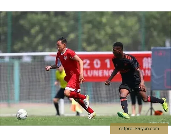 伯恩茅斯樱桃红状态回暖，球队表现稳健引人关注